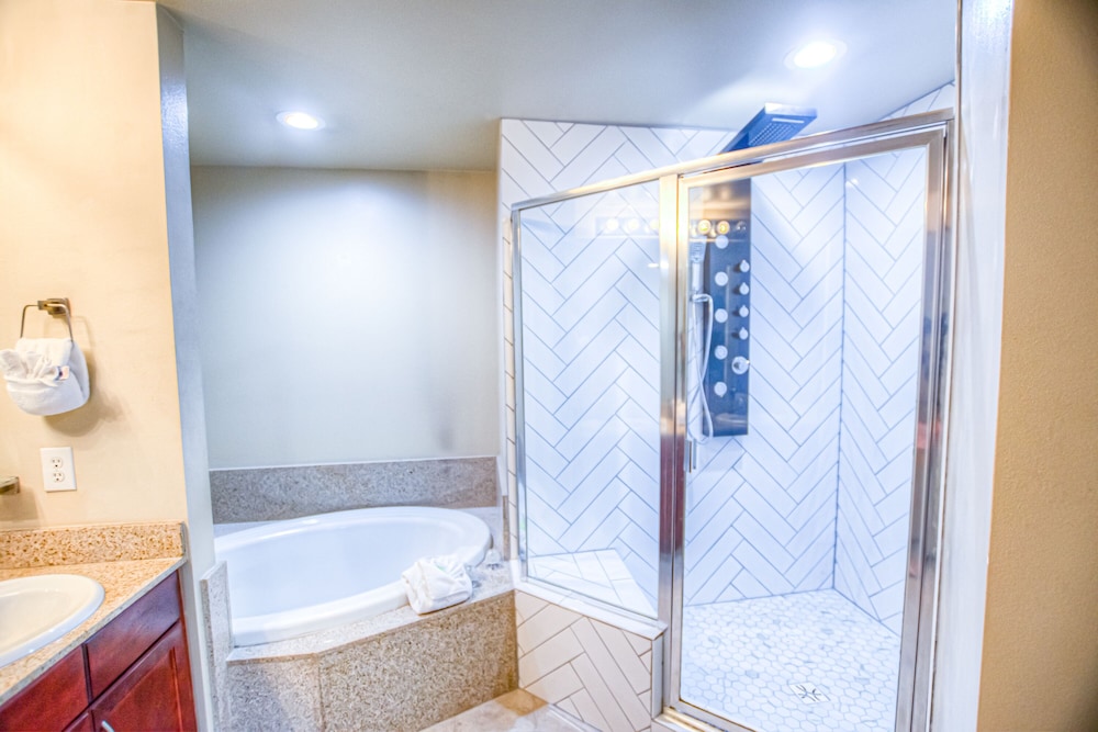 Laketown Wharf Resort by Aneliya's Rentals - photo 735