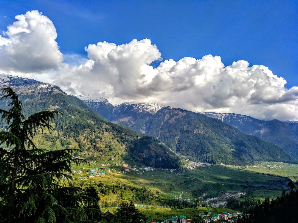 Devdhar Hilltop Cottages - carbon neutral hotel in Manali