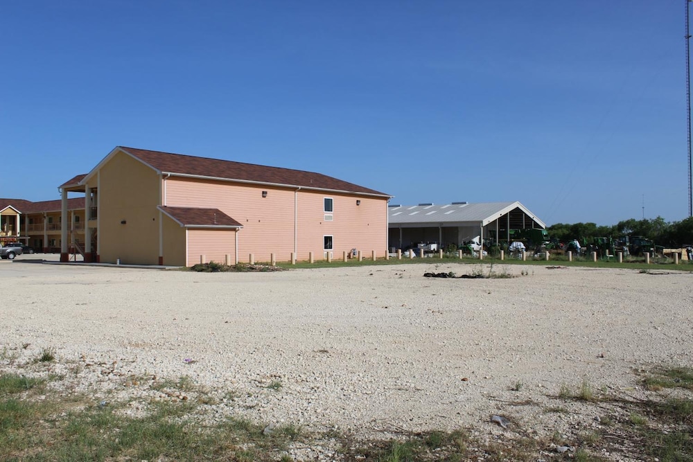 Horizon Inn & Suites Pearsall - photo 34
