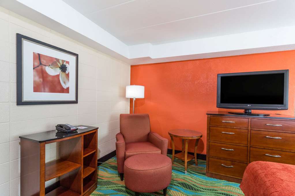 Howard Johnson by Wyndham Virginia Beach At The Beach - photo 12