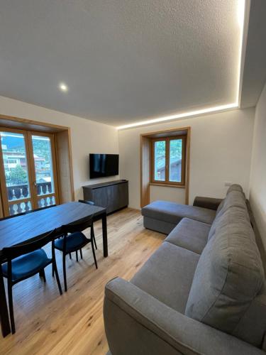 Trilocale nel centro storico di Bormio — 4-Star Luxury Hotel in Bormio, Italy