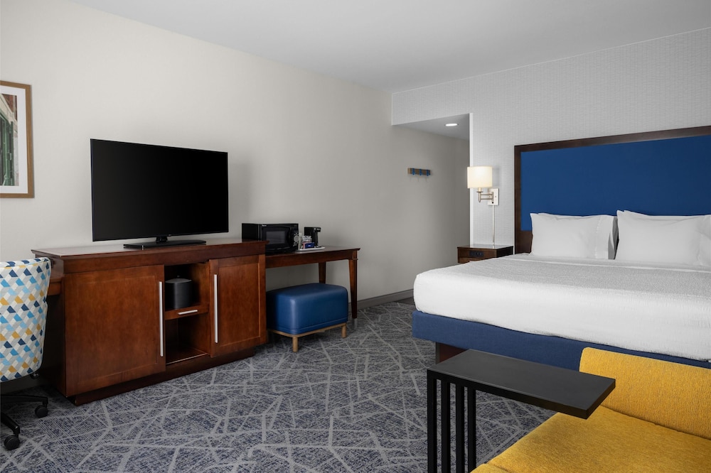 Hampton Inn Lexington Medical Center - photo 13