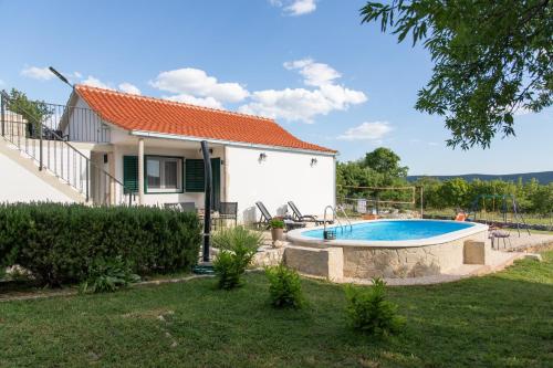 Family friendly house with a swimming pool Veliki Brocanac Zagora 22666 — 4-Star Luxury Hotel in Klis, Croatia