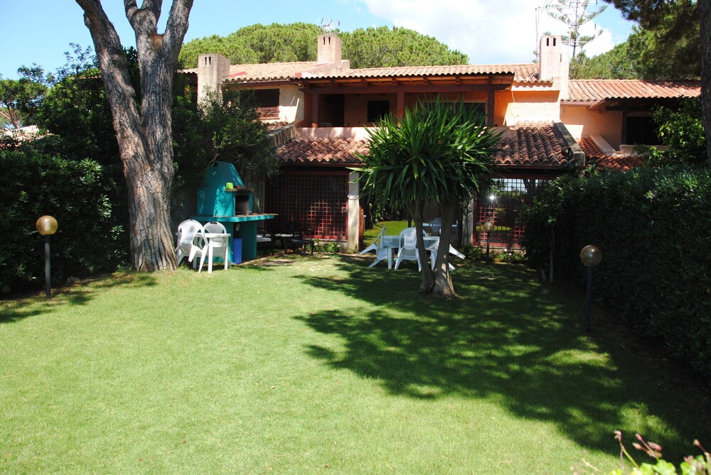 Una Pineta Sul Mare A Due Passi Dal Forte Village in Pula, Italy