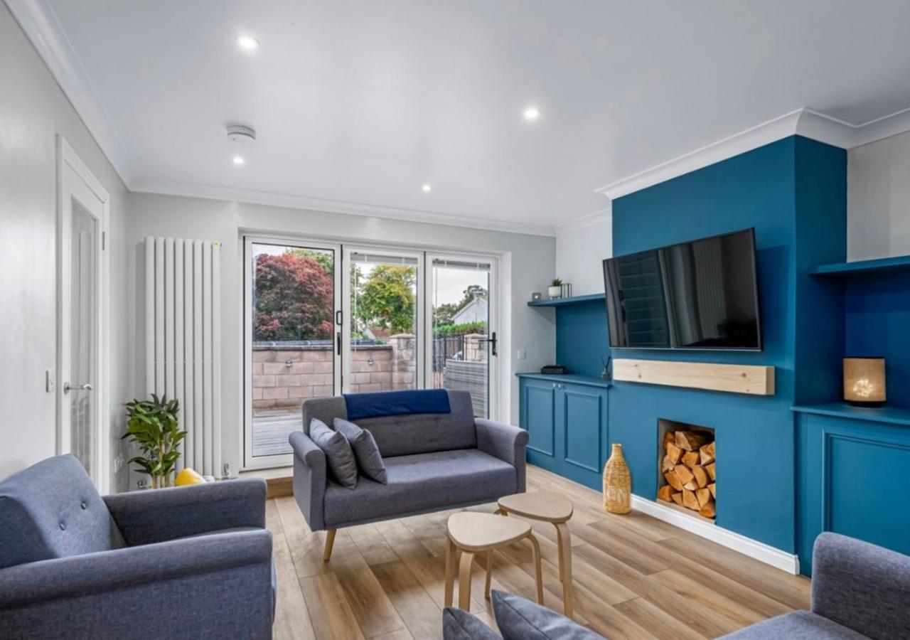 The School House Dundee 3 Bed Bungalow Tv's in All Rooms 2 Double Rooms And One Queen Size Where the Bed Can Be Split Into 2 Twin Beds 2 Bathrooms Fully Equipped Kitchen Free Off Street Parking Wifi Long Stay Rates Available with Honeycomb Hosts — 4-Star Luxury Hotel in Dundee, United Kingdom