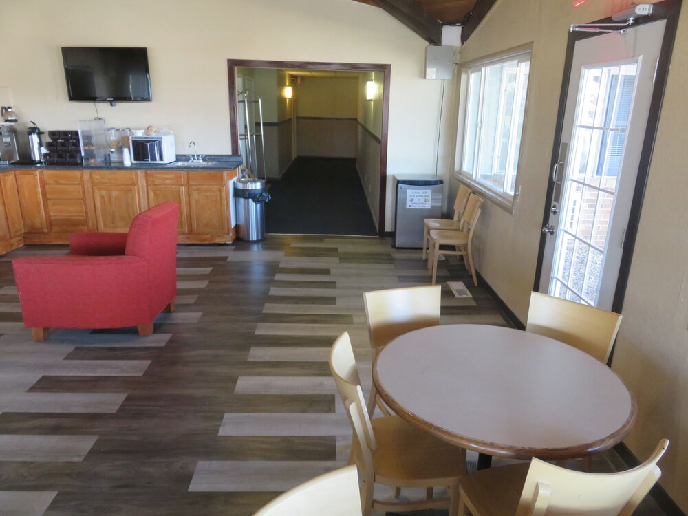 Americas Best Value Inn Story City - photo 4