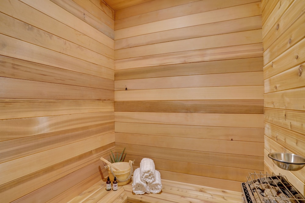 Chic Utah Getaway with Fireplace Sauna and 2 Decks — hotel in Richfield