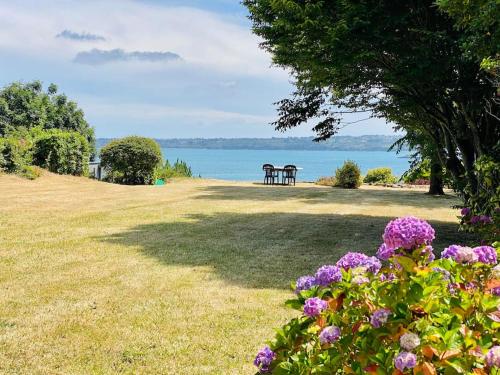 Havre De Paix Avec Vue Imprenable Sur La Mer — Ploubazlanec