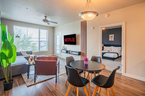 Trendy 2BD Gym Pool Parking WD Sleeps 8 — 4-Star Luxury Hotel in Tempe, United States