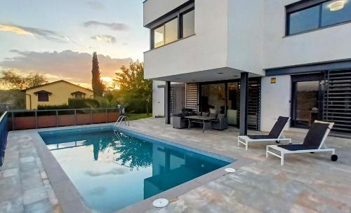 Relajante villa deportes piscina y vistas a S Nevada — 4-Star Luxury Hotel in Huetor Santillan, Spain
