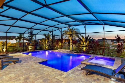 #484 Modern and interior designed 4 bed home with private pool and spa — 4-Star Luxury Hotel in Davenport, United States