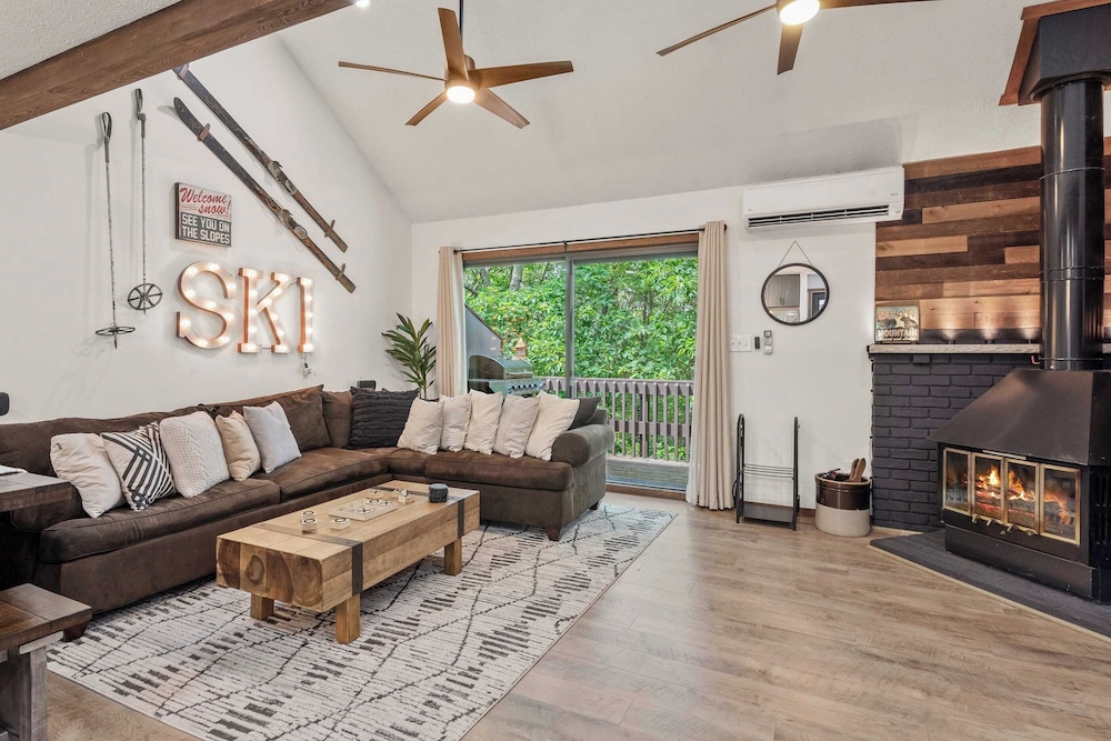 The Bear’s Den by Avantstay Prime Location Renovated w Movie & Game Room in Tannersville, United States