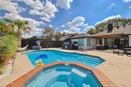 Plano Perfect Getaway Pool Hot Tub BBQ Grill in Plano, United States