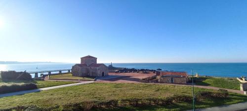 Valparaiso Vue Mer 2 ch Garage Sables d olonne — 4-Star Luxury Hotel in Les Sables-D'olonne, France