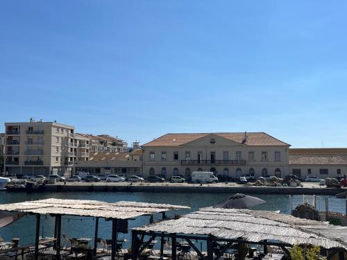 L'Appartement sur quai en face de la CriAce — 4-Star Luxury Hotel in Sete, France