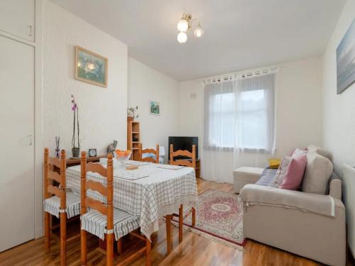 Spacious Murrayfield Flat Pass the Keys - last minute hotel in Edinburgh