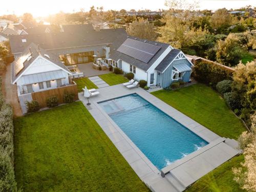 Surf and Style Chic Modern Farmhouse Guest Suite — 4-Star Luxury Hotel in Encinitas, United States