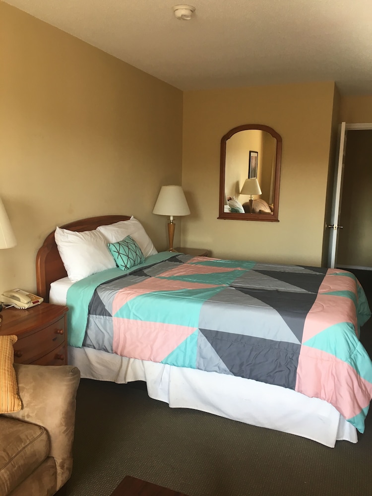 Ambassador Inn And Suites - photo 3