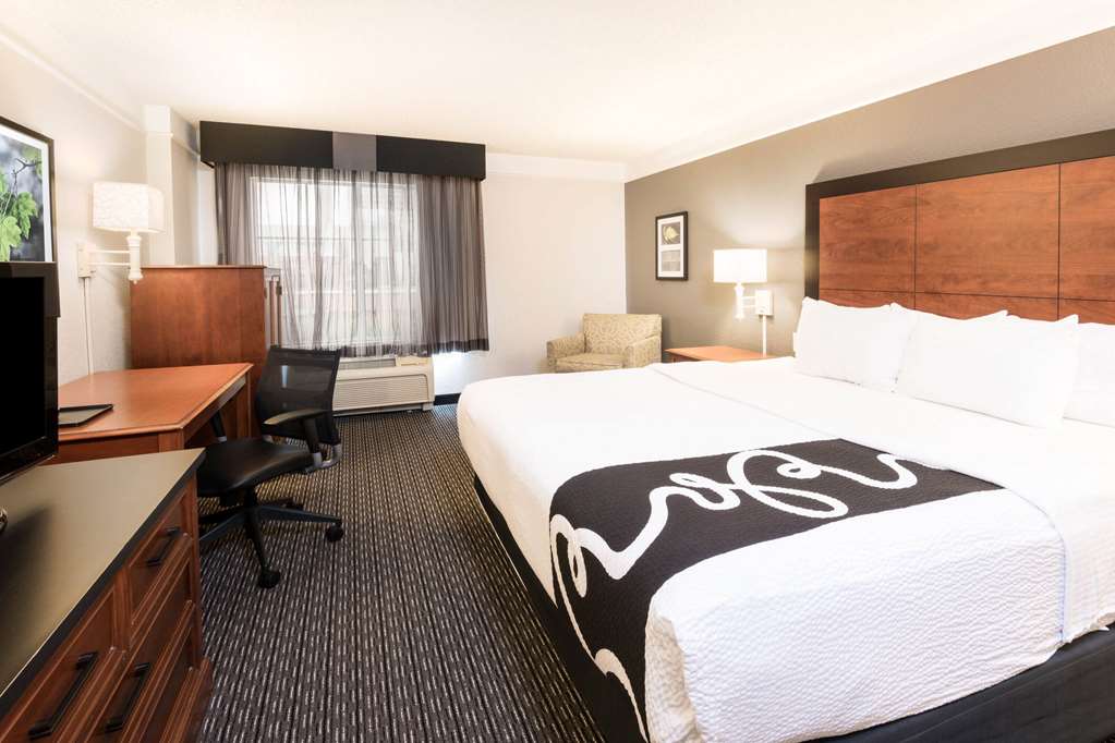 La Quinta Inn & Suites by Wyndham San Antonio Riverwalk - photo 29