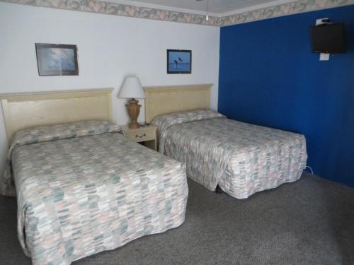 Royal Palms Motel - photo 2