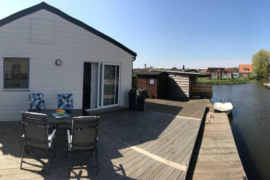 Ferienhaus Good Times mit eigenem Steg Ferienpark Vislust Ijsselmeer — hotel in Medemblik