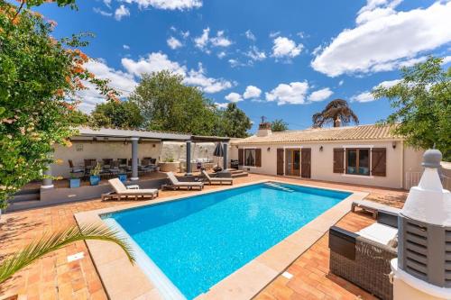 Villa Algarve 4 Ensuite Bedrooms Private Swimming Pool Beautiful Gardens with water features and natural Bio Pool — 4-Star Luxury Hotel in Almancil, Portugal