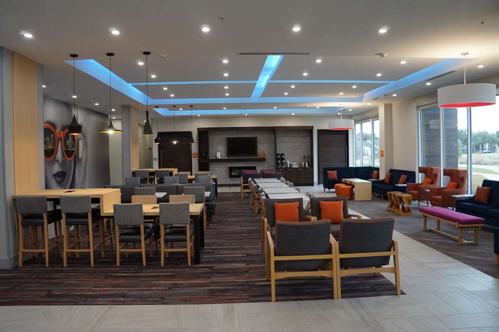 La Quinta Inn & Suites by Wyndham Lewisville - photo 50