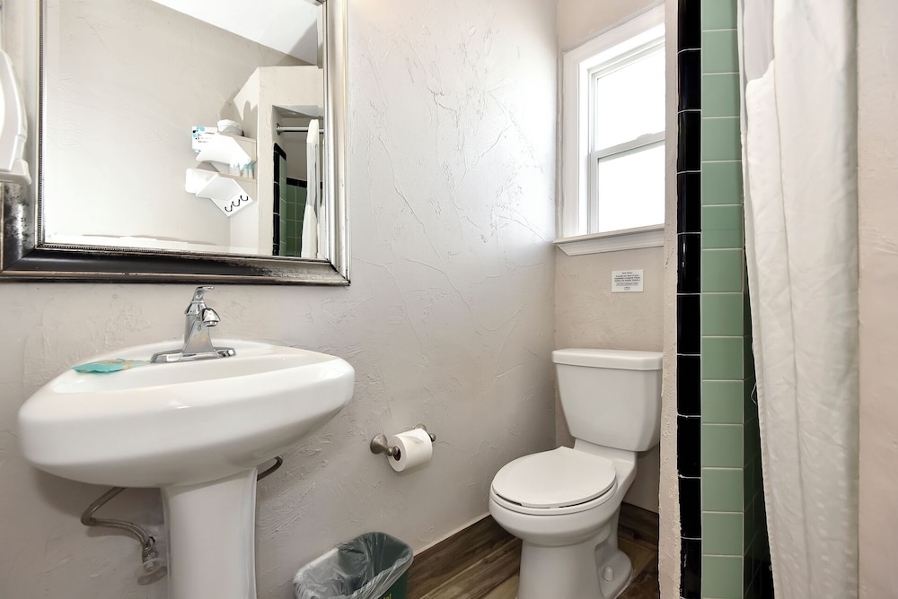 Shoreline Suites & Cabana Cottages - photo 102