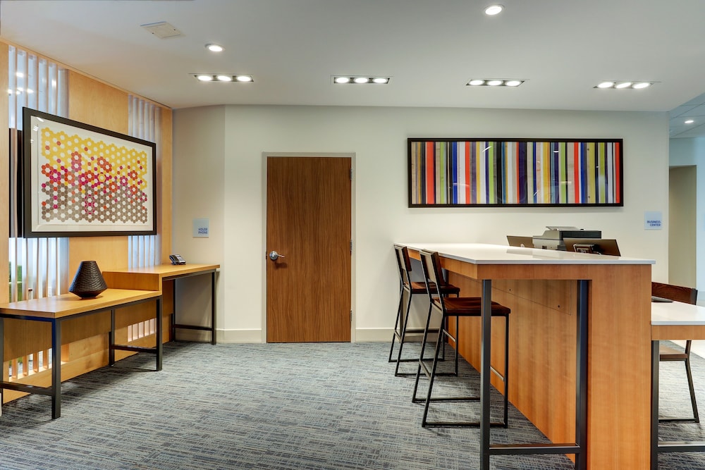 Holiday Inn Express & Suites Roanoke Civic Center by IHG - photo 43