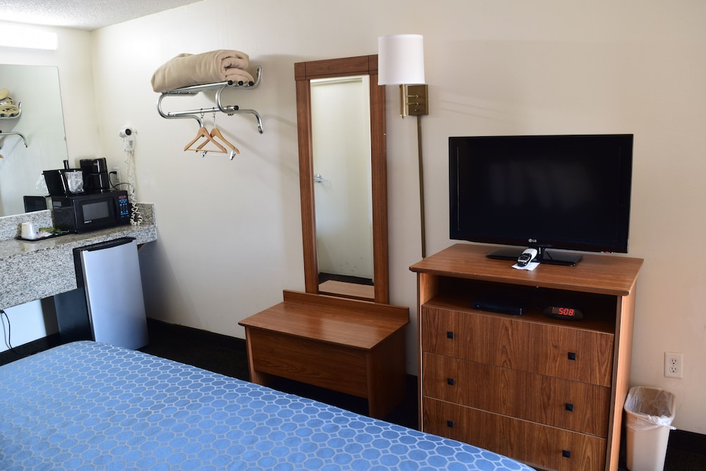 Oak Tree Inn Livonia West - photo 11