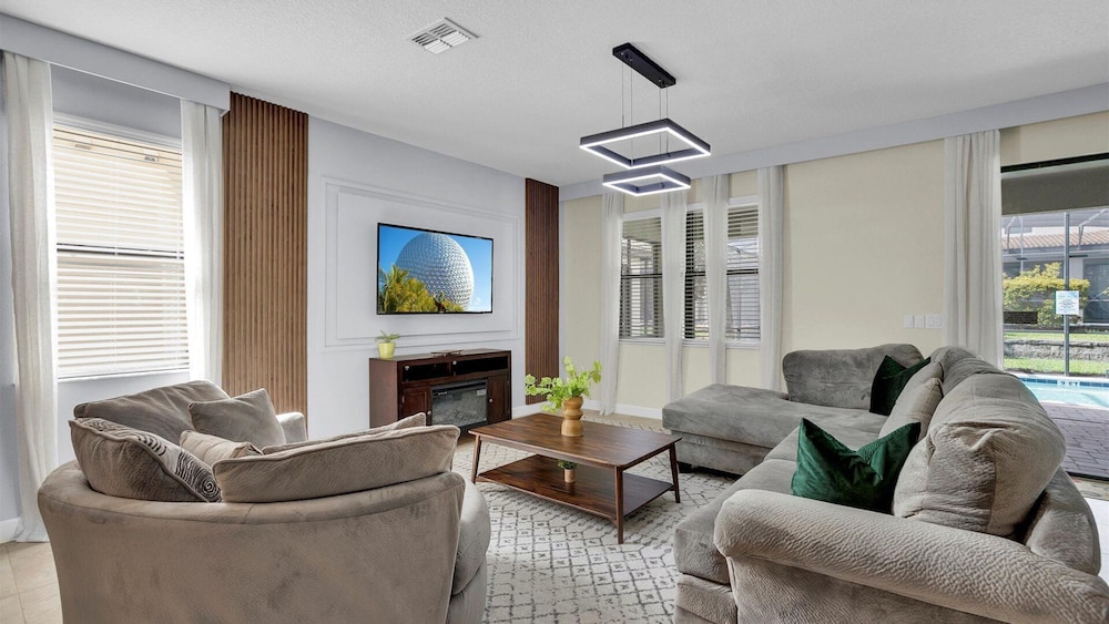 1434 Rolling Fairway in Davenport, United States