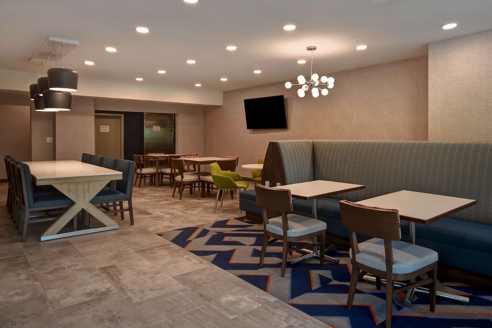Hampton Inn Potomac Mills Woodbridge - photo 33