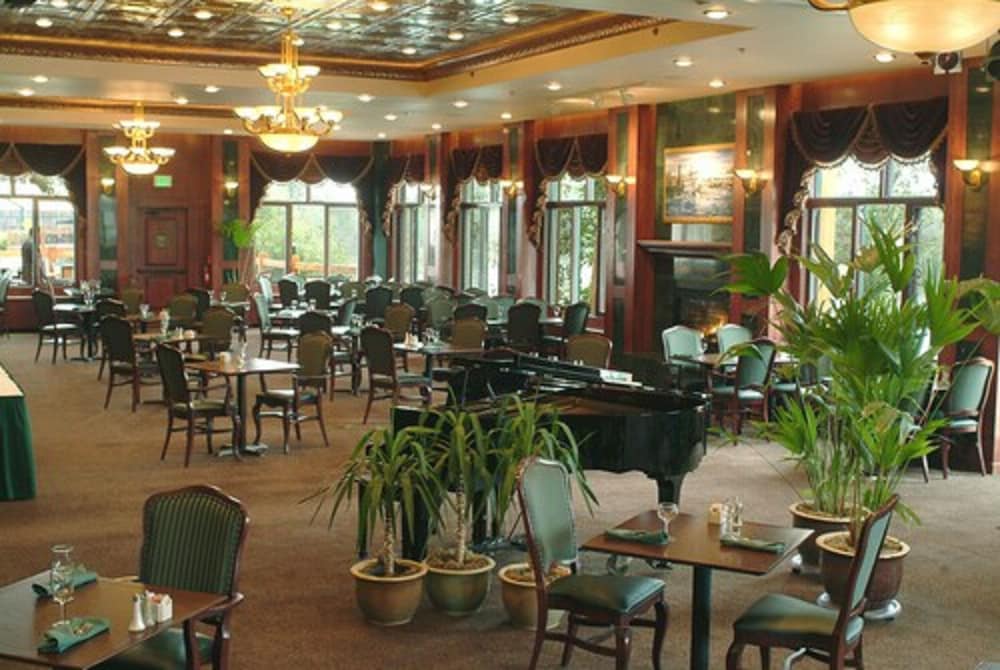 Pike's Waterfront Lodge - photo 21