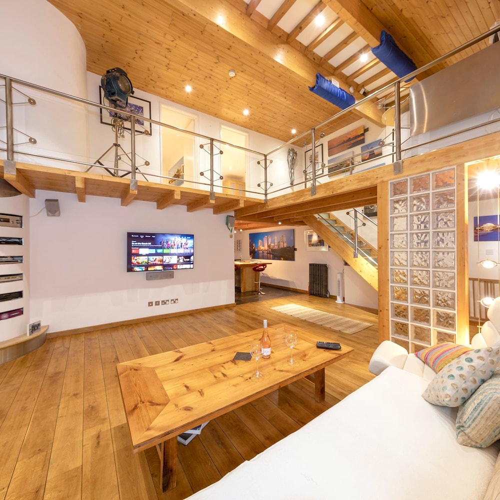 Stylish new home with parking king beds garden — 4-Star Luxury Hotel in Chichester, United Kingdom