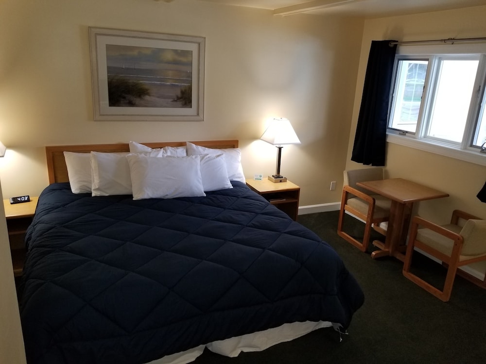 Captain's Quarters Motel - photo 20