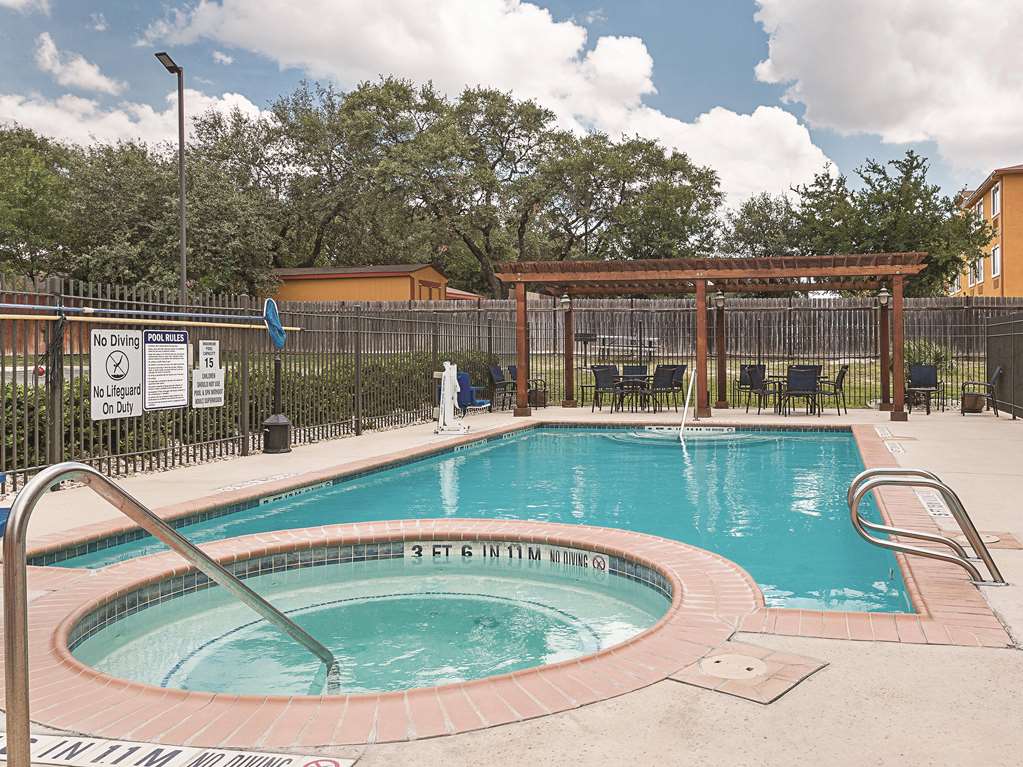 La Quinta Inn & Suites by Wyndham San Antonio Northwest - photo 10