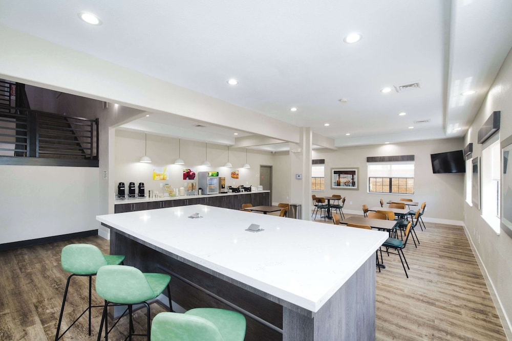 Quality Suites Houston Hobby Airport - photo 24