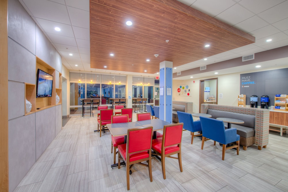 Holiday Inn Express & Suites Remington by IHG - photo 15