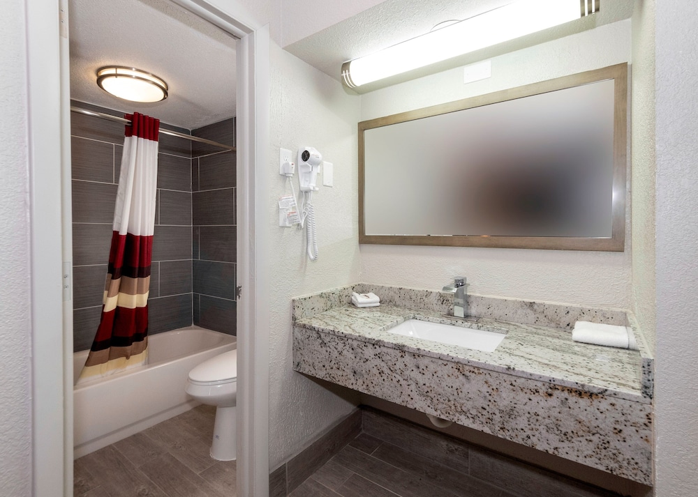 Red Roof Inn Petersburg Fort Lee - photo 35