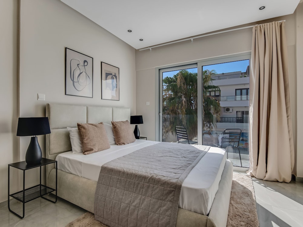 Sanders Crystal Dreamy 3 bdr. Apt. w Balconies