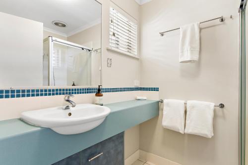 Modern & Stylish 2 Bedroom Townhouse — 4-Star Luxury Hotel in Noosaville, Australia