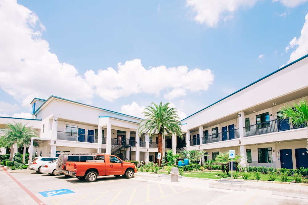 Palace Inn Blue I 45 & College Ave — hotel near William P. Hobby Airport