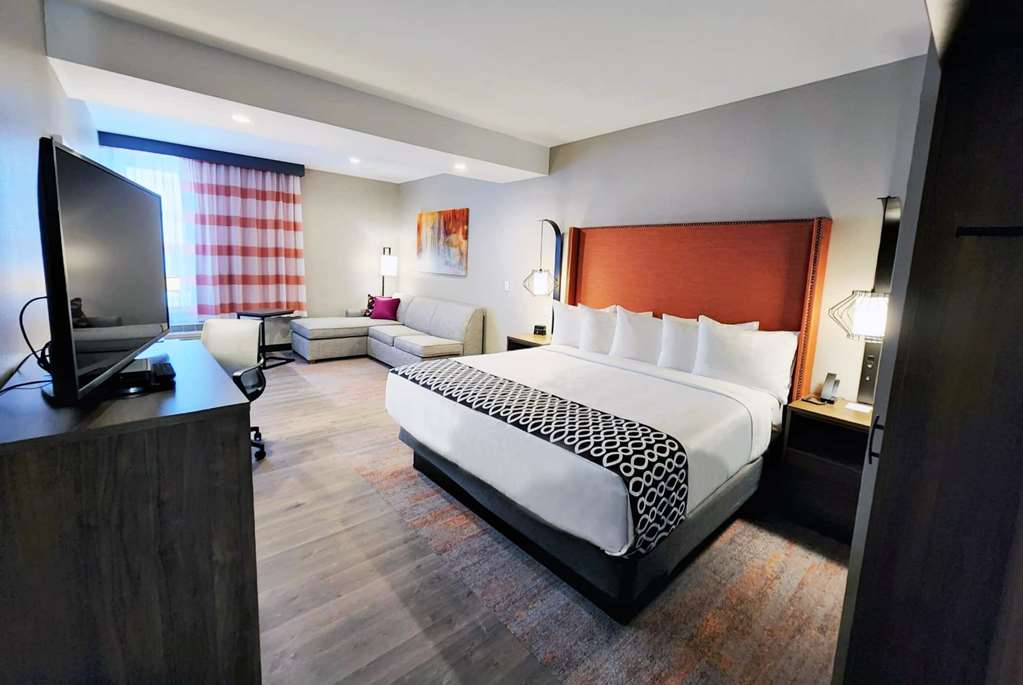 La Quinta Inn & Suites By Wyndham Pflugerville - photo 20