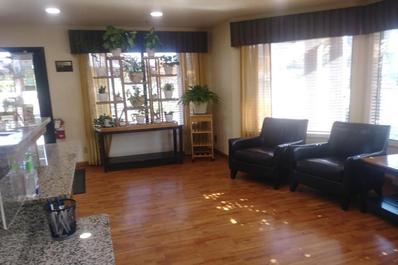 Oakridge Inn & Suites - photo 8