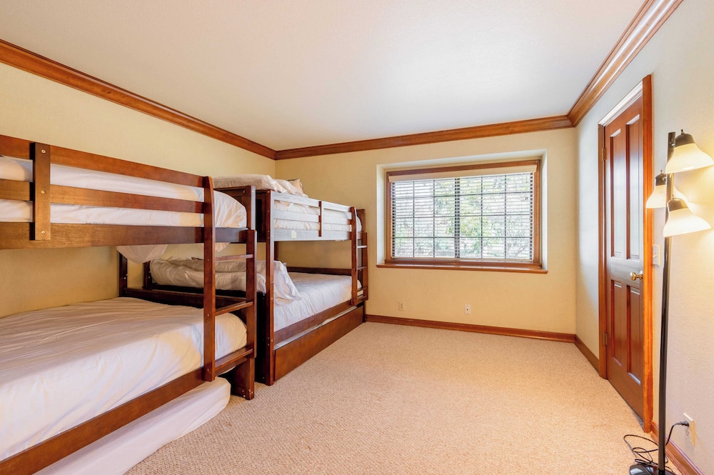 Cathedral by Avantstay Charming Secluded Estate w Sauna Pool Table & Views of the Rolling Hills - photo 34