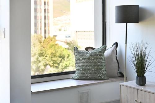 KIRA 1BR Urban Oasis with Views & Rooftop Pool
