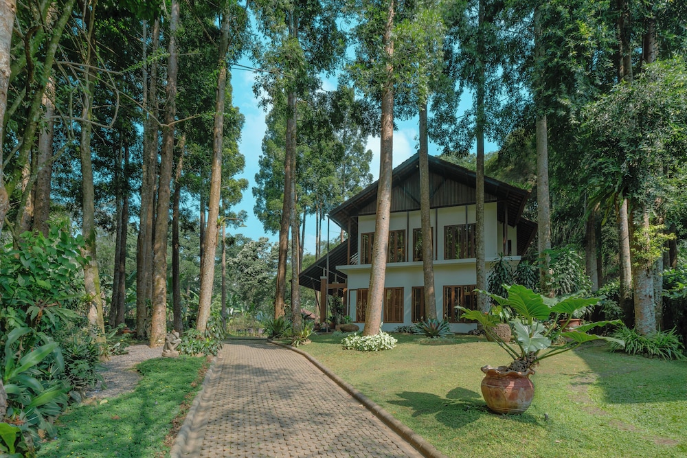 Plataran Puncak Residences — 4-Star Luxury Hotel in Bogor, Indonesia