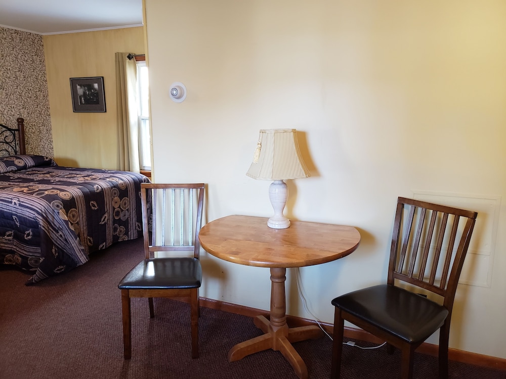 The Colonial Motel - photo 14