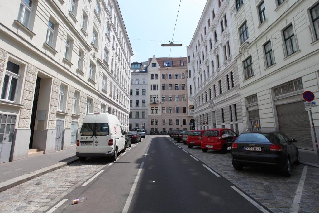 Casa Nostra Ruhige Stadtwohnung mit Balkon — 4-Star Luxury Hotel in Vienna, Austria