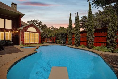 Elegant & Luxurious 4BD Living w Pool Patio BBQ in Plano, United States